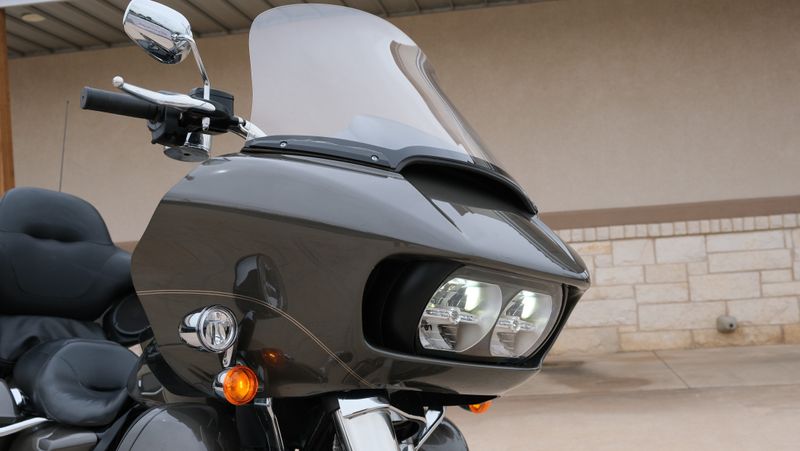 2018 HARLEY Road Glide Ultra in a GREY exterior color. Family PowerSports (877) 886-1997 familypowersports.com 