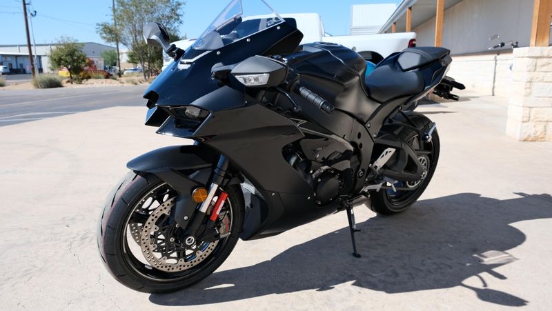 USED 2025 KAWASAKI NINJA ZX10R METAL FLAT SPARK BLACK AND EBONY  in a METAL FLAT SPARK BLACK AND EBONY exterior color. Family PowerSports (877) 886-1997 familypowersports.com