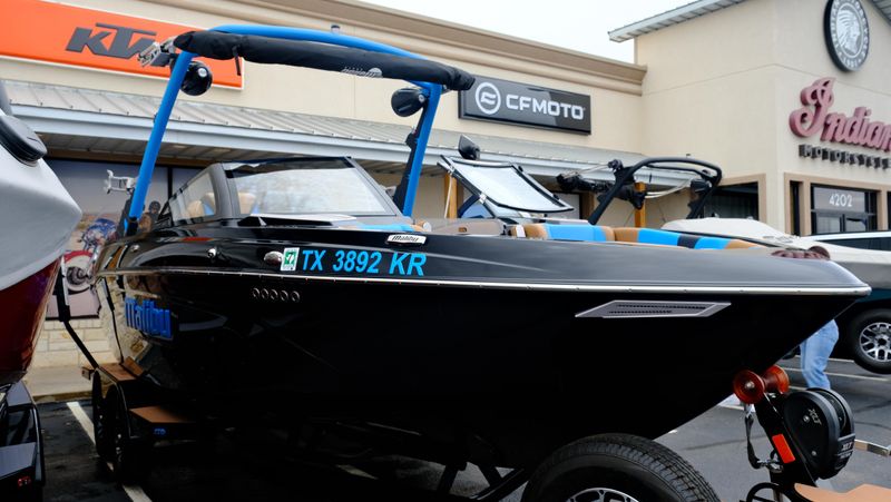 USED 2022 MALIBU 23 LSV Image 3