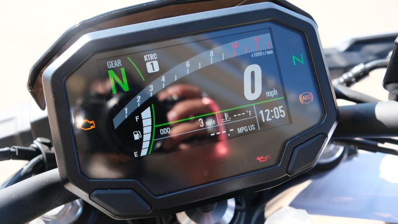 NEW 2025 KAWASAKI Z650 ABS Image 9