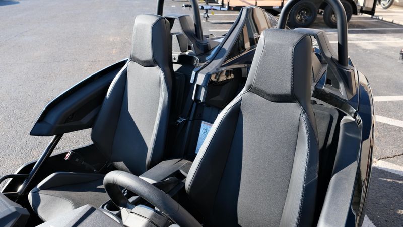 NEW 2025 POLARIS SLINGSHOT S AUTODRIVE JET BLACK Image 16