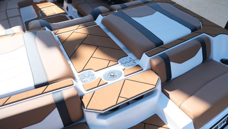 NEW 2026 MALIBU 23 LSV Image 19