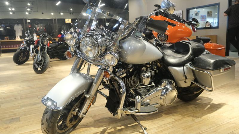 USED 2019 HARLEY ROAD KING BASE Image 10