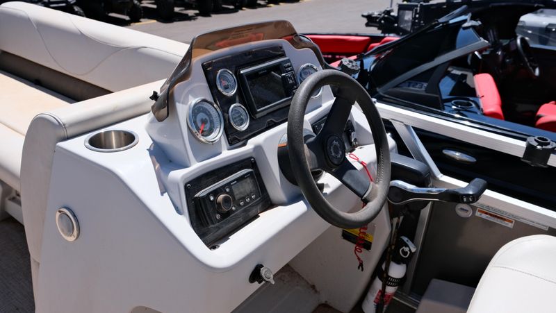 USED 2022 AVALON 20 VENTURE REAR FISH CARINA Image 8