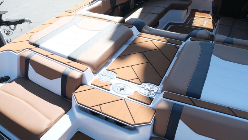 NEW 2026 MALIBU 23 LSV Image 18