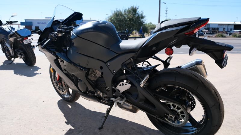 USED 2025 KAWASAKI NINJA ZX10R METAL FLAT SPARK BLACK AND EBONY  in a METAL FLAT SPARK BLACK AND EBONY exterior color. Family PowerSports (877) 886-1997 familypowersports.com