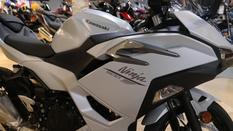 2025 Kawasaki NINJA 500 METALLIC MATTE WHITISH SILVER AND METALLIC MOONDUST GRAYImage 4