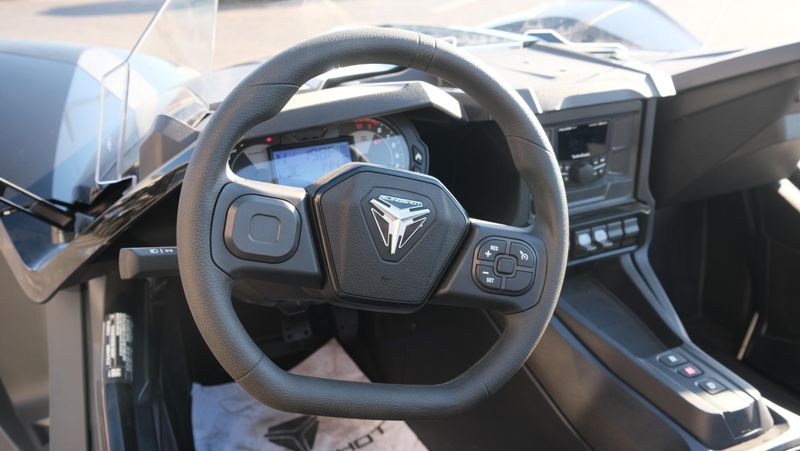 NEW 2025 POLARIS SLINGSHOT S AUTODRIVE JET BLACK Image 9