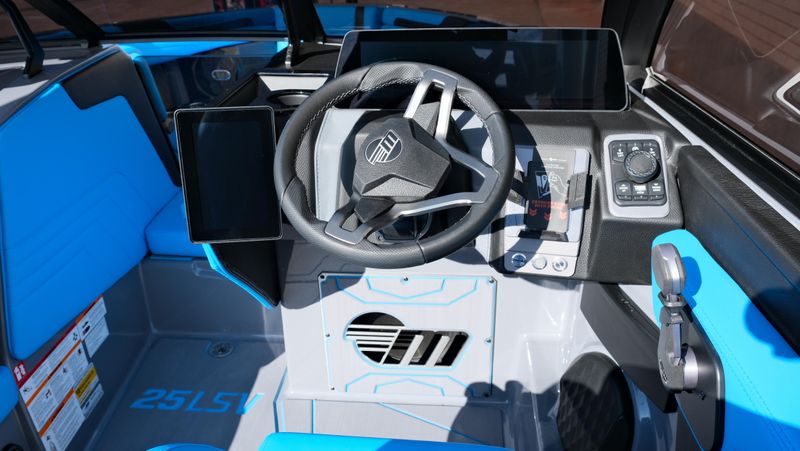 NEW 2026 MALIBU 25 LSV Image 9