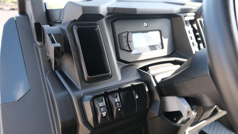 NEW 2026 CAN-AM DEFENDER MAX XT HD11 WITH 1025 INCH TOUCHSCREEN Image 17