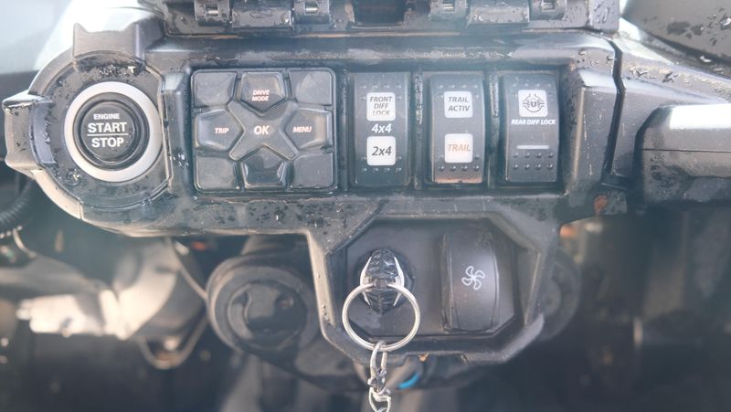 2024 Can-Am COMMANDER MAX XT-P 1000R DESERT TAN & CARBON BLACKImage 14