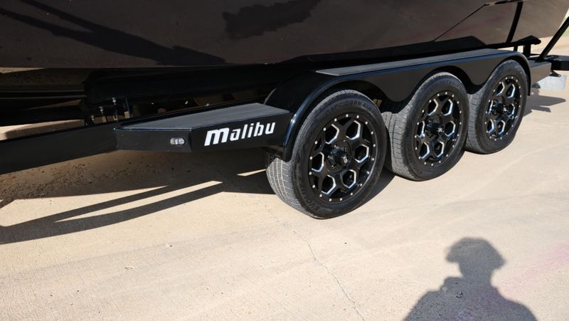 2025 MALIBU WAKESETTER 25 LSV  in a RED-BLACK-WHITE exterior color. Family PowerSports (877) 886-1997 familypowersports.com 