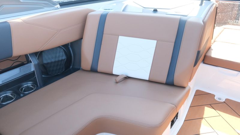 NEW 2026 MALIBU 23 LSV Image 29