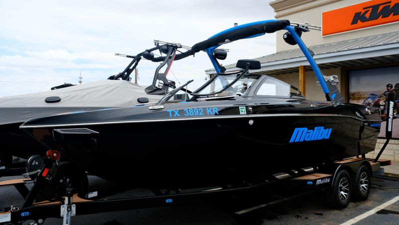USED 2022 MALIBU 23 LSV Image 26