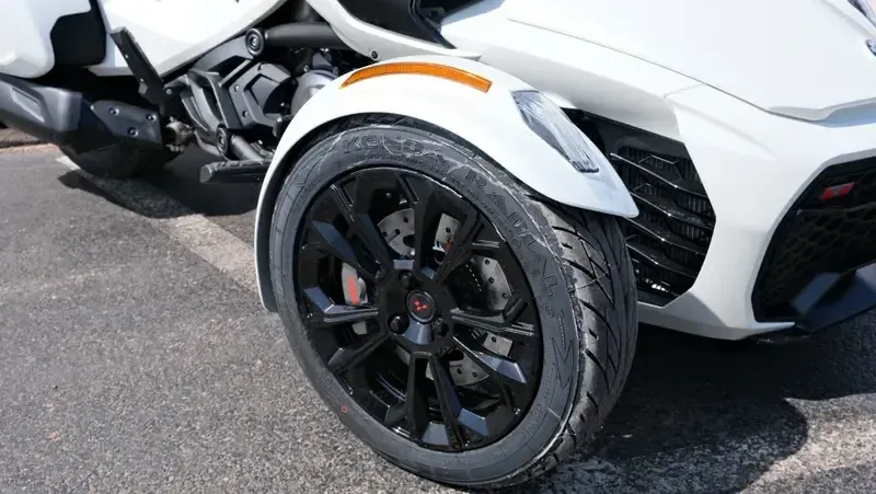 2025 Can-Am SPYDER F3T PEARL WHITEImage 5