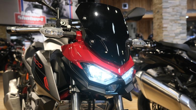 2025 Kawasaki Z500 SE ABS CANDY PERSIMMON RED AND METALLIC FLAT SPARK BLACK AND METALLIC MATTE GRAPHENESTEEL GRAYImage 2