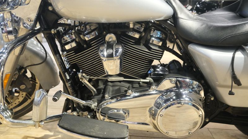 USED 2019 HARLEY ROAD KING BASE Image 17