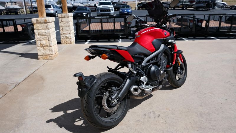 USED 2018 YAMAHA MT09 Image 2