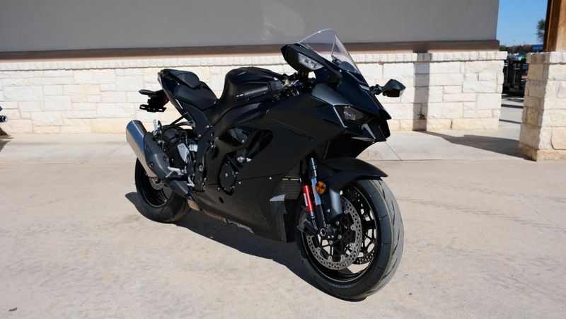 USED 2025 KAWASAKI NINJA ZX10R METAL FLAT SPARK BLACK AND EBONY  in a METAL FLAT SPARK BLACK AND EBONY exterior color. Family PowerSports (877) 886-1997 familypowersports.com