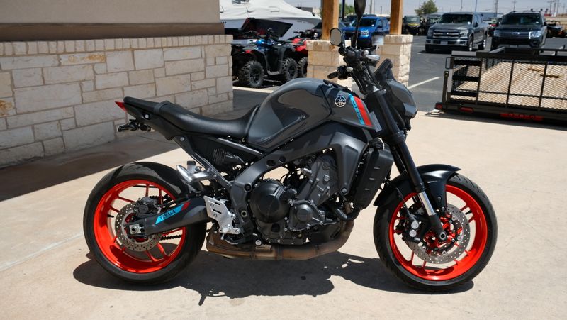 USED 2021 YAMAHA MT-09 Image 2