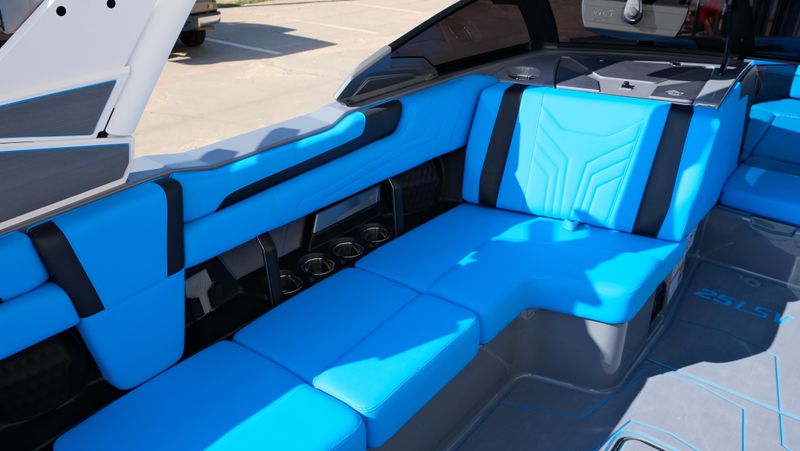 NEW 2026 MALIBU 25 LSV Image 13