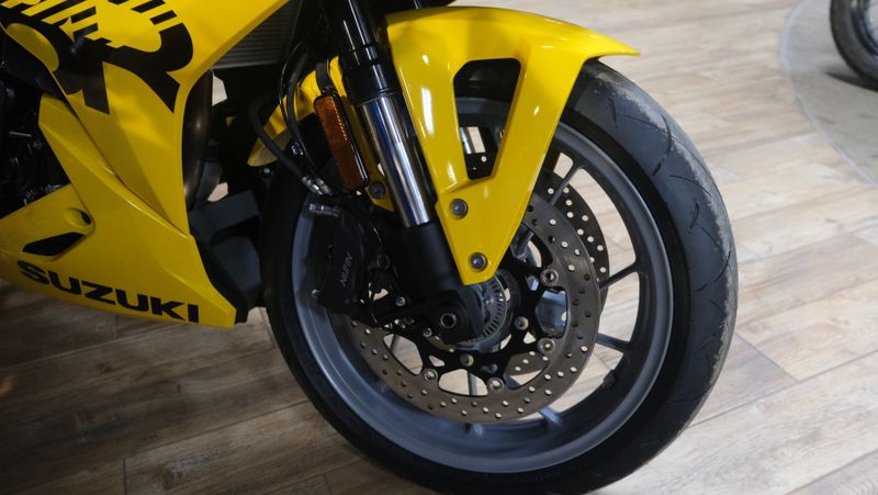 2024 Suzuki GSX8R PEARL IGNITE YELLOWImage 4