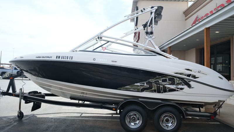 USED 2009 YAMAHA 212X Image 1