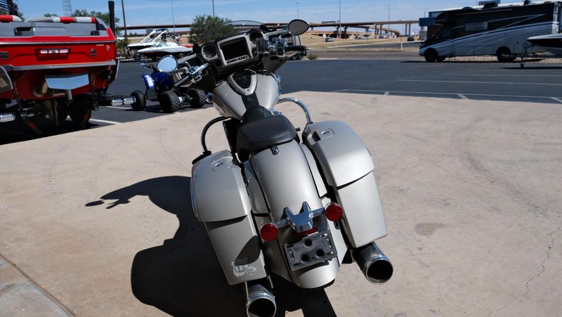 USED 2022 INDIAN MOTORCYCLE CHIEFTAIN LIMITED SILVER QUARTZ MTLC 49ST Image 4