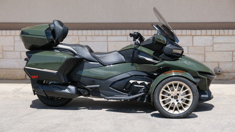 2023 CAN-AM Spyder RT Limited in a GREEN exterior color. Family PowerSports (877) 886-1997 familypowersports.com 