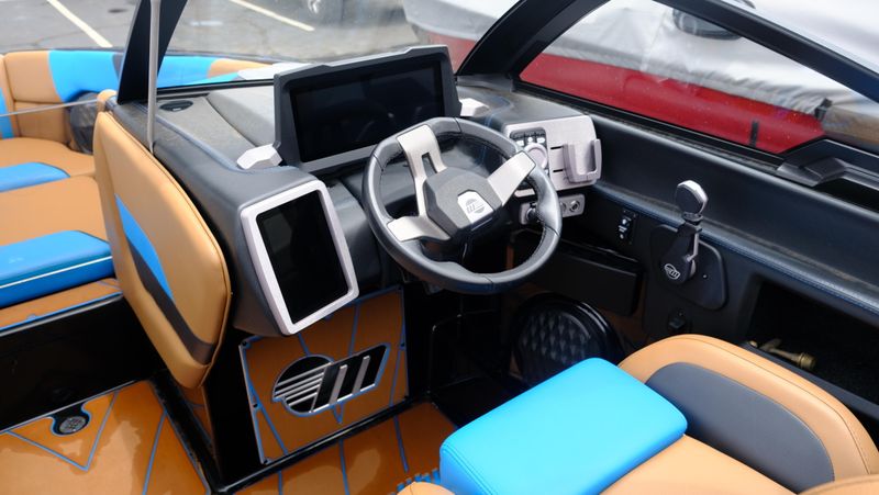 USED 2022 MALIBU 23 LSV Image 9