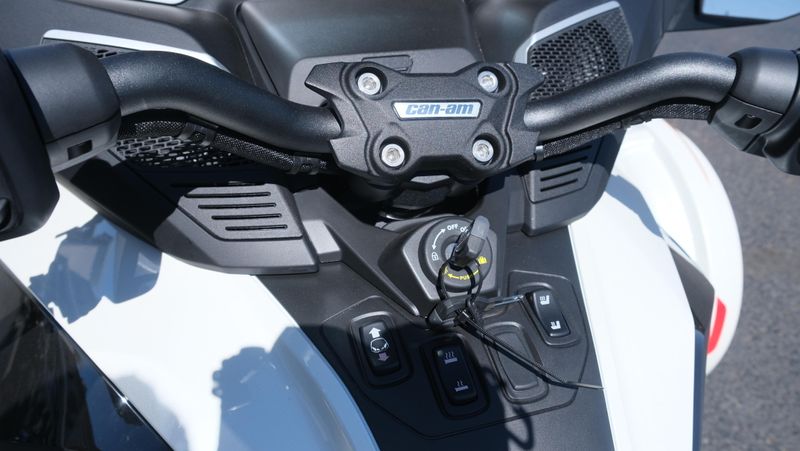 NEW 2026 CAN-AM SPYDER RT LIMITED Image 17