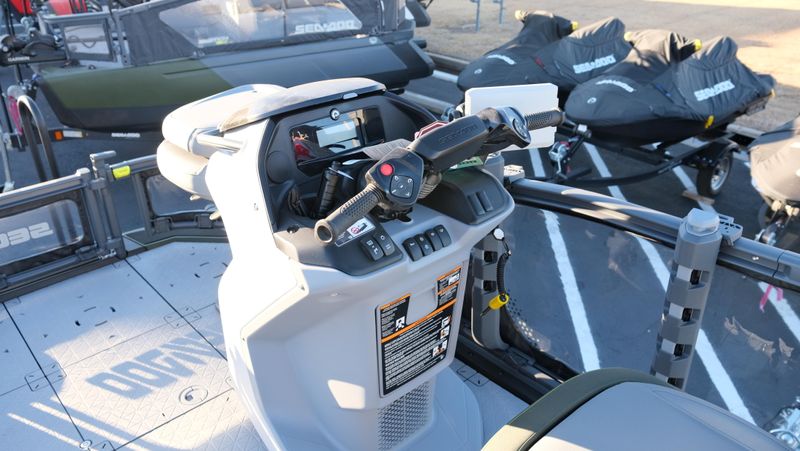 NEW 2026 SEADOO SWITCH FISH COMPACT 170HP WITH PAINTED TRAILER Image 12