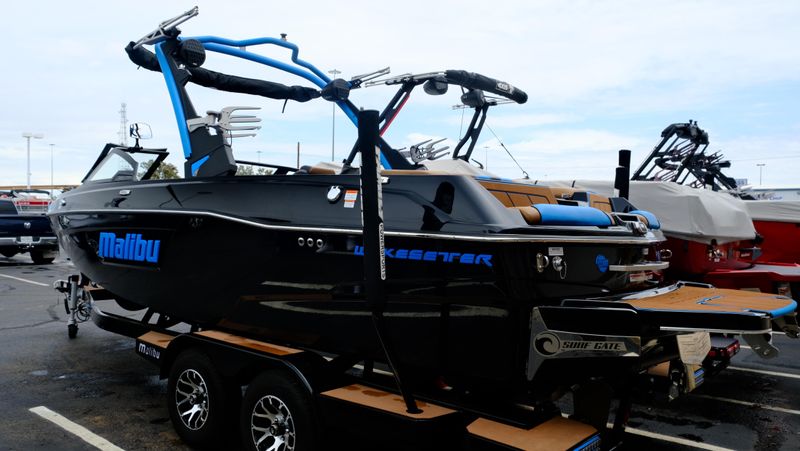 USED 2022 MALIBU 23 LSV Image 4