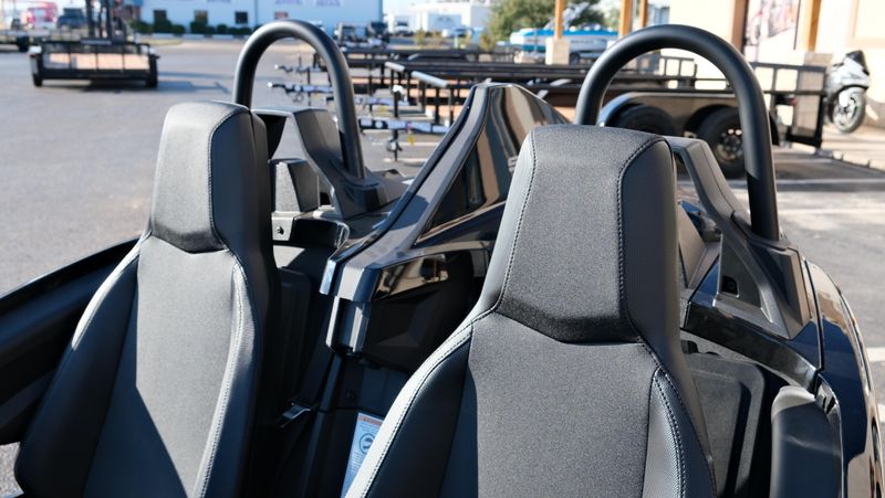 NEW 2025 POLARIS SLINGSHOT S AUTODRIVE JET BLACK Image 25