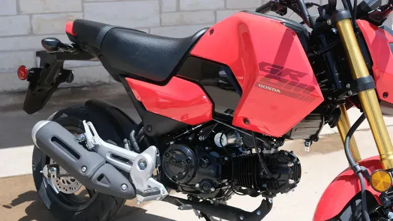 2026 Honda GROM CHERRY RED Image 2