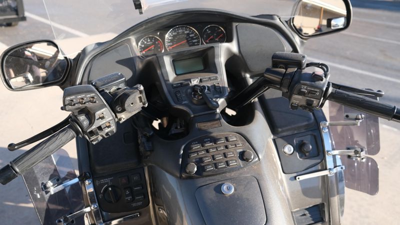 USED 2010 HONDA GOLD WING WITH AUDIO  COMFORT Image 10