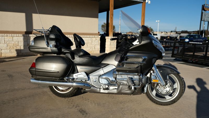 USED 2010 HONDA GOLD WING WITH AUDIO  COMFORT Image 2
