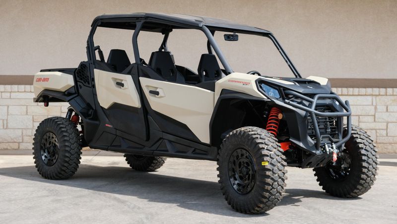 2024 Can-Am COMMANDER MAX XTP 1000R DESERT TAN AND CARBON BLACKImage 1