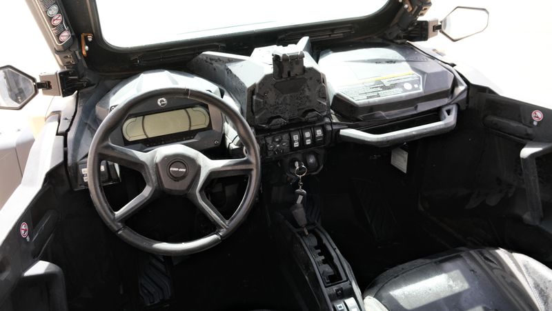 2024 Can-Am COMMANDER MAX XT-P 1000R DESERT TAN & CARBON BLACKImage 11