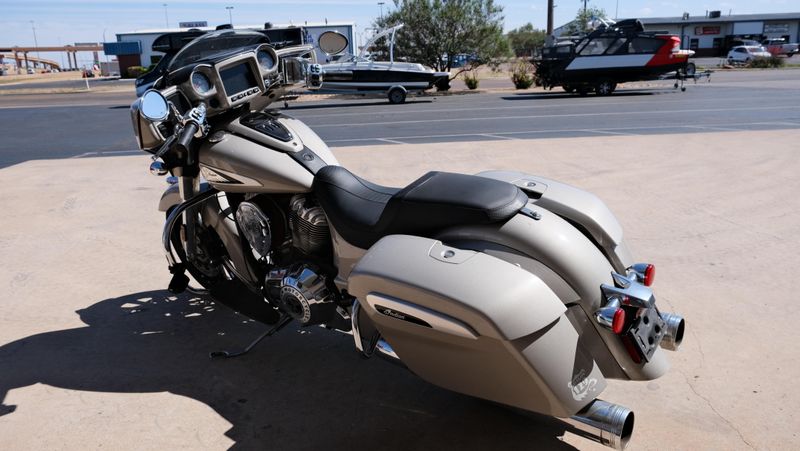 USED 2022 INDIAN MOTORCYCLE CHIEFTAIN LIMITED SILVER QUARTZ MTLC 49ST Image 5