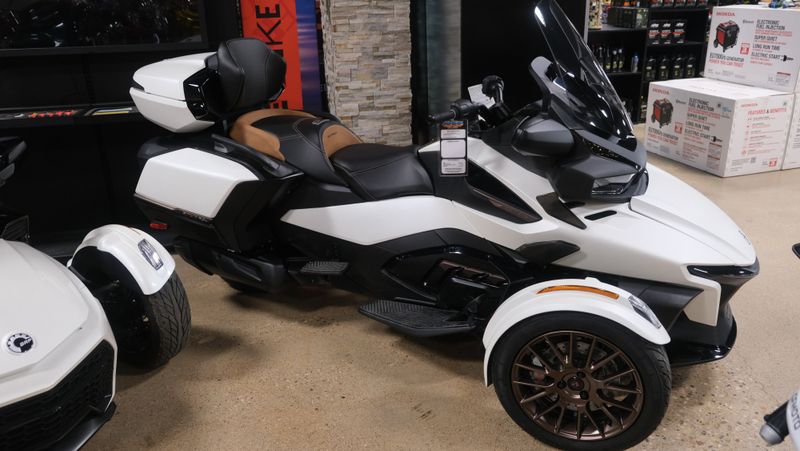 2024 Can-Am SPYDER RT SEATOSKY VEGAS WHITE SATINImage 1