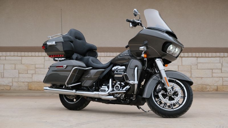 2018 HARLEY Road Glide Ultra in a GREY exterior color. Family PowerSports (877) 886-1997 familypowersports.com 