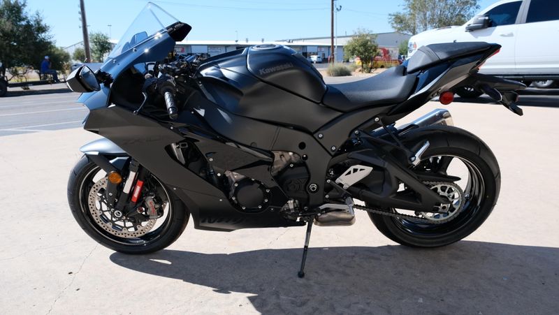 USED 2025 KAWASAKI NINJA ZX10R METAL FLAT SPARK BLACK AND EBONY  in a METAL FLAT SPARK BLACK AND EBONY exterior color. Family PowerSports (877) 886-1997 familypowersports.com