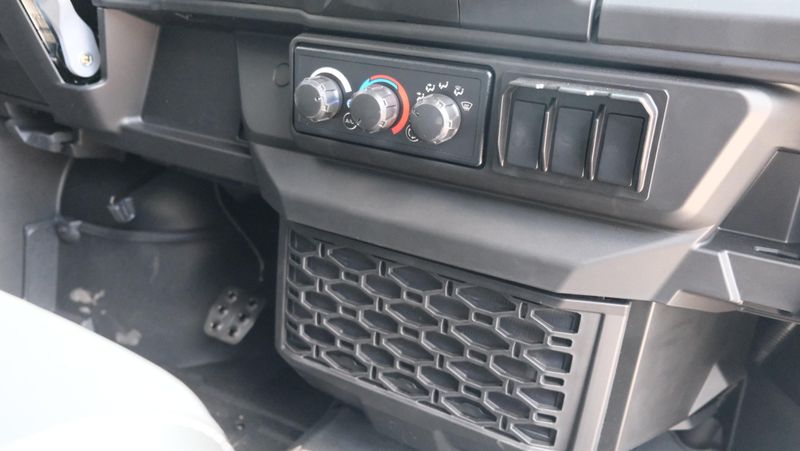 NEW 2026 CAN-AM DEFENDER MAX XT CAB HD11 Image 29