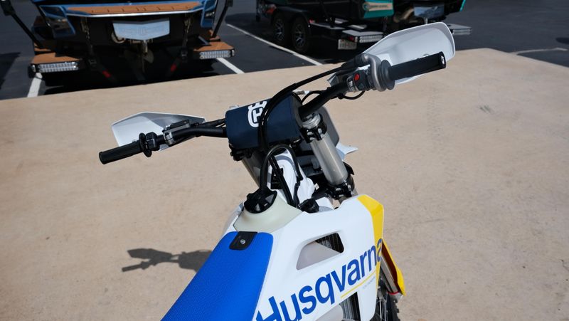 NEW 2027 HUSQVARNA TX 300 HERITAGE BT Image 9