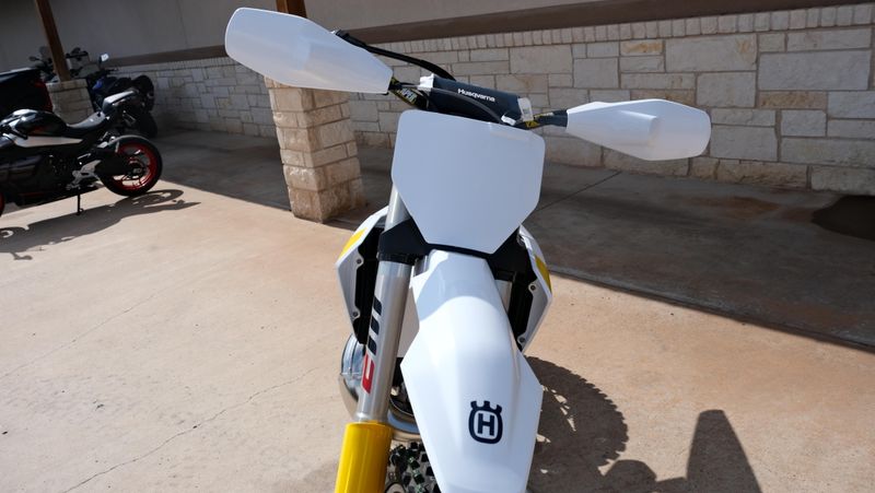 NEW 2027 HUSQVARNA TX 300 HERITAGE BT Image 17