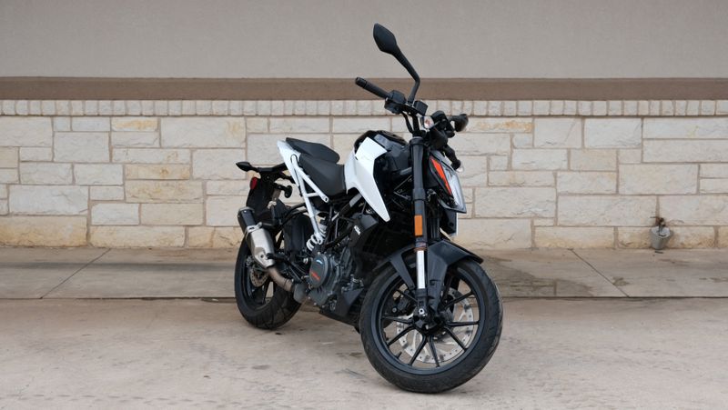 2022 KTM Duke 390Image 1