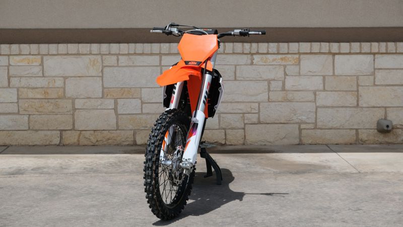 2024 KTM 250 SX-F in a ORANGE exterior color. Family PowerSports (877) 886-1997 familypowersports.com 
