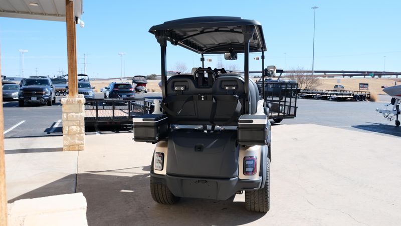 USED 2025 EPIC E40 FX Image 4