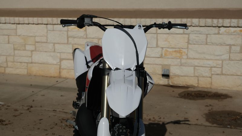 NEW 2026 YAMAHA YZ250 70TH ANNIVERSARY EDITION Image 9